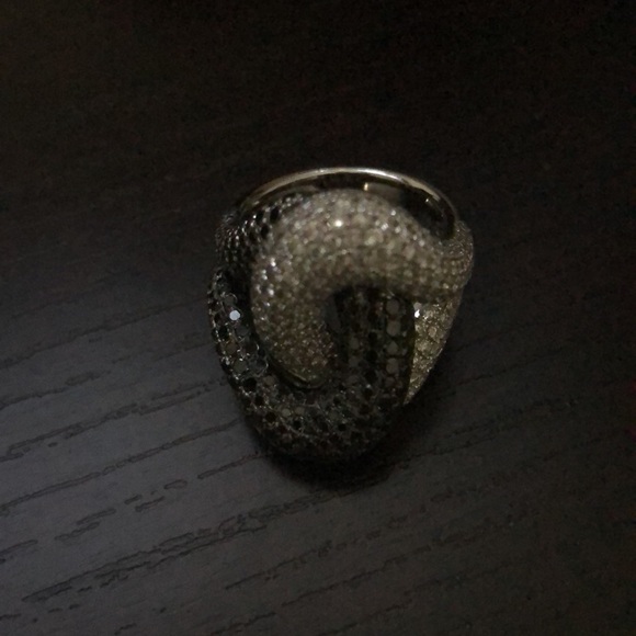 18 k white gold , hand designed with 2 k of white Diamonds and black diamonds - Picture 4 of 4